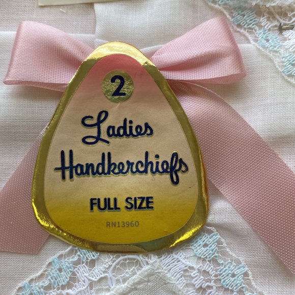 Vintage set of 2 boxed all cotton white embroidered w blue ladies handkerchiefs - Picture 4 of 5